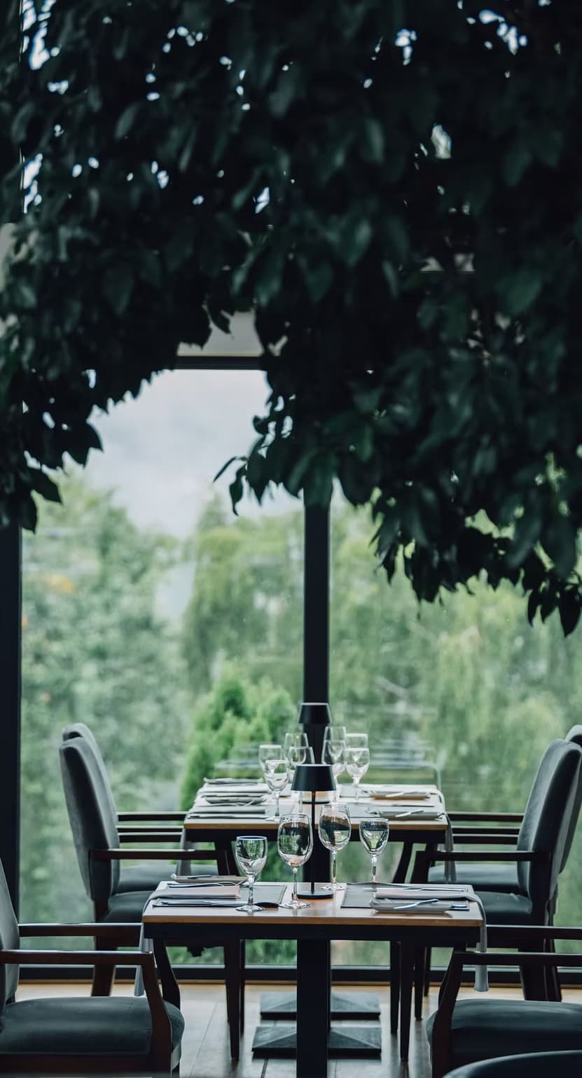 Restaurant Burghof – Speisesaal mit Blick in den Odenwald